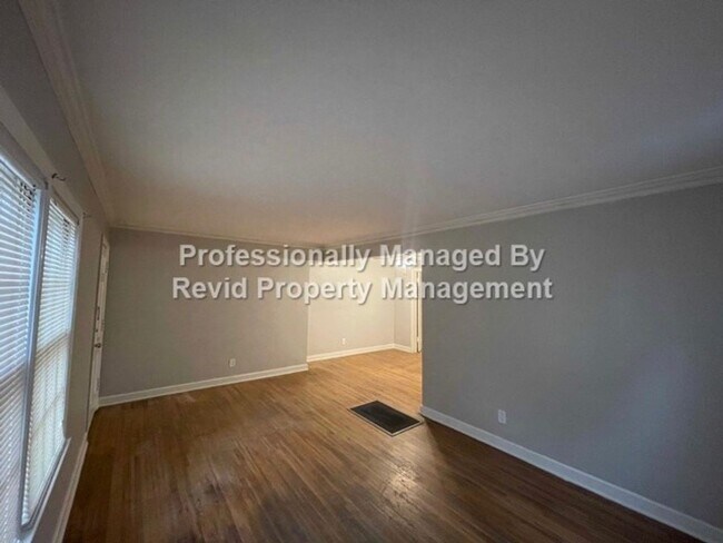 Building Photo - Large 2 Bedroom 1 Bath!