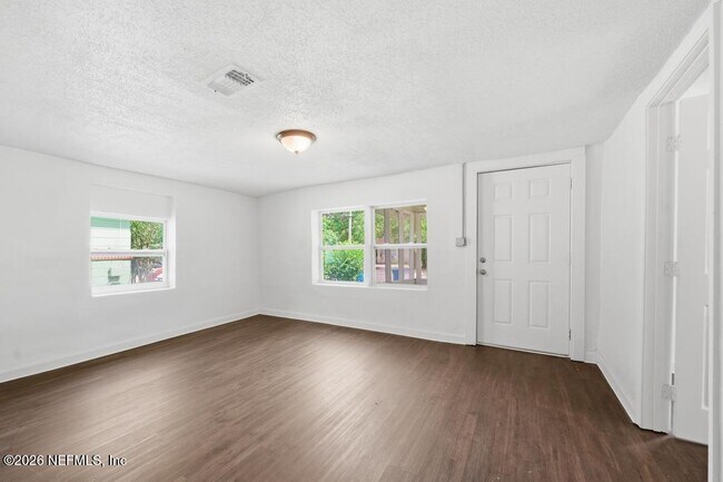 Foto del edificio - 1823 W 44th St