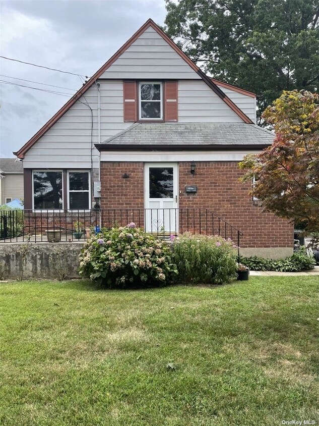 1536 Park Ave, New Hyde Park, NY 11040 House Rental in New Hyde Park