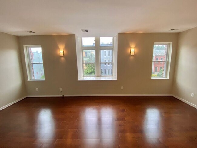 Foto del edificio - Dupont - West End Fabulous studio with decorative Fireplace & W/D