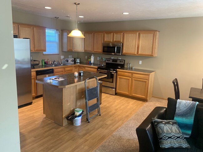 Building Photo - 2 bedroom fully furnished townhome