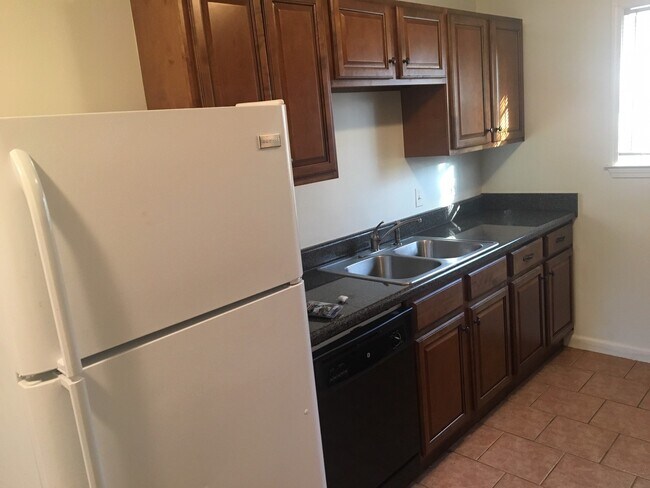 Building Photo - Oak East Street Duplex