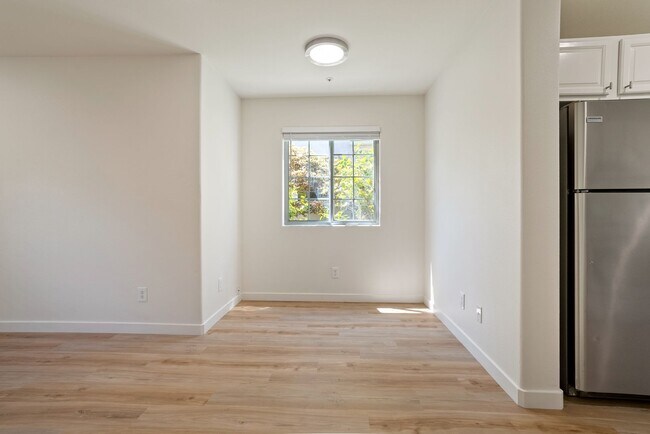 Foto del edificio - Downstairs 1 bedroom apartment with small patio and additional storage