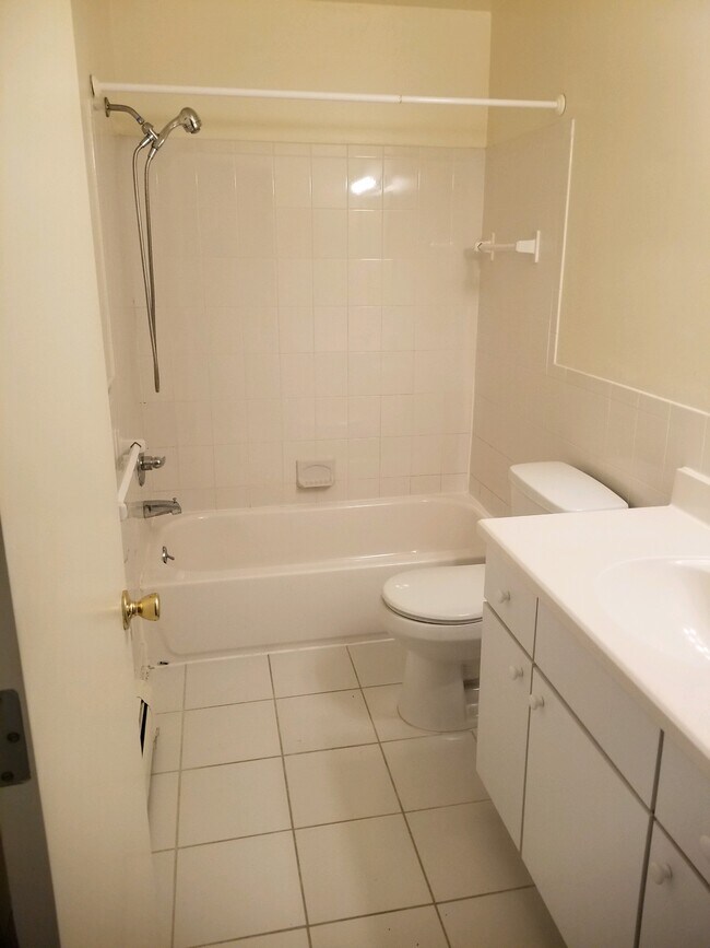 bathroom - 239 E 12 Mile Rd
