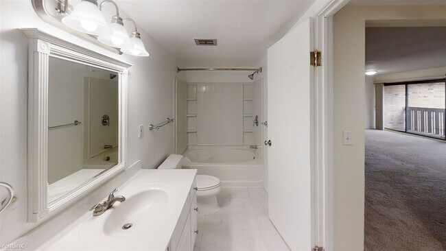 Foto del edificio - 1 br, 1 bath Condo - 1225 S Maple Rd Apt 306