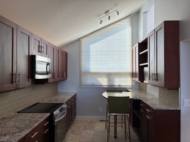 Kitchen - 1040 Hatch St