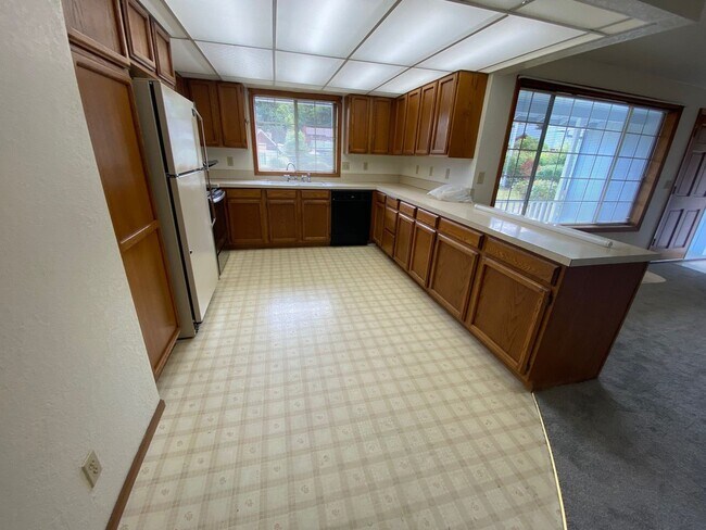 Foto del edificio - Large 2 Bedroom Hucrest Home! 1 Year Lease Required