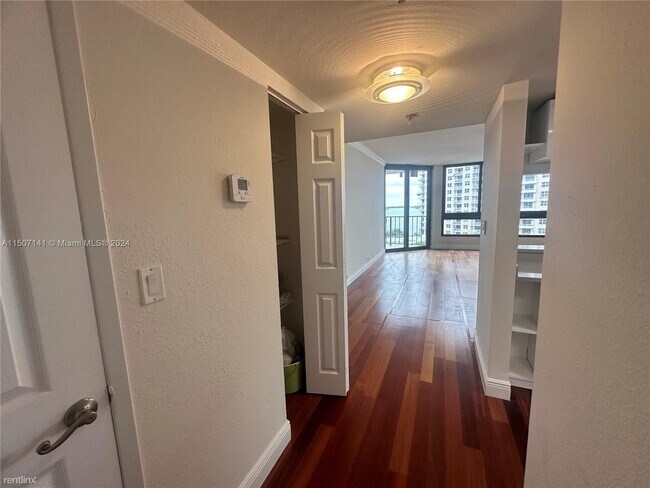 Foto del edificio - 1 br, 1.5 bath Condo - 520 Brickell Key Dr...