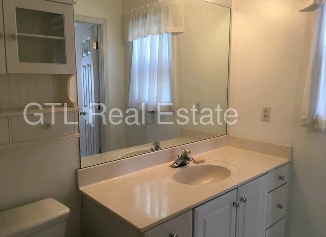 Building Photo - 3 BD 2 BA home with huge loft.