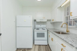 Building Photo - Room in Apartment on Greenbriar Rd