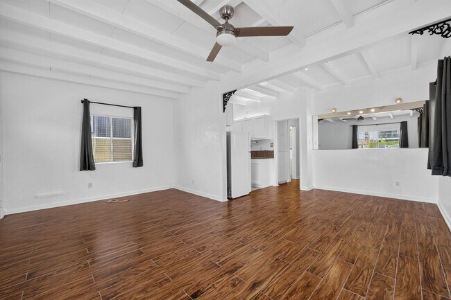 Foto del edificio - 1815 W Balboa Blvd