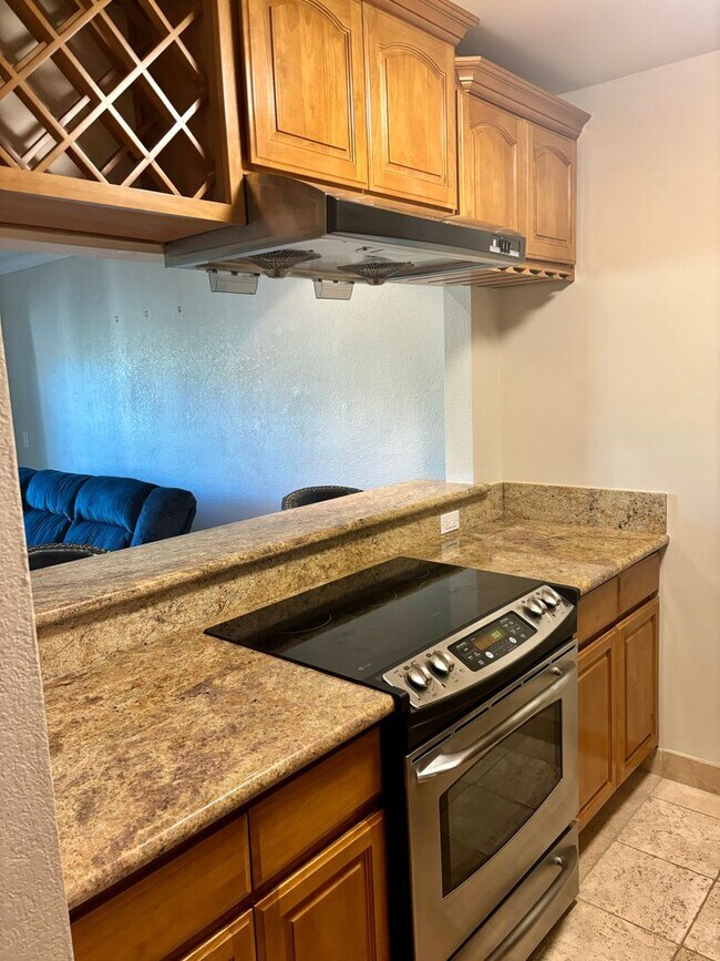 Foto del edificio - Light, Bright, Immaculate and lightly furnished 1 bd 1 ba condo in Walnut Creek- Keys Condo's