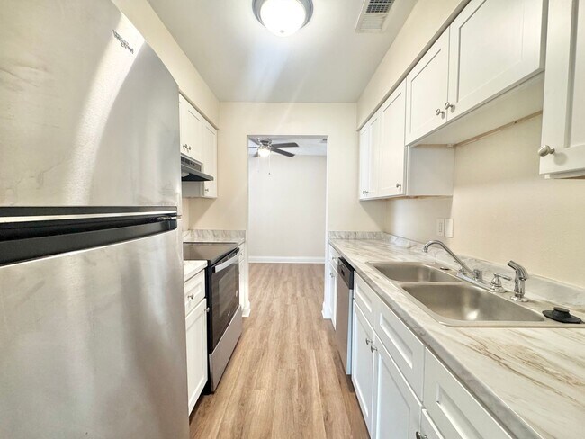 Foto del edificio - Apartment - Right off Cypress Gardens Blvd!