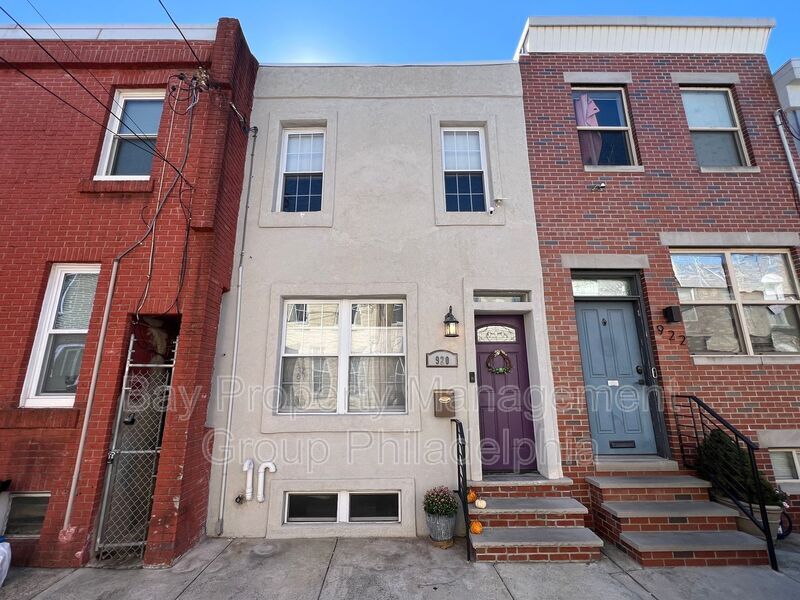 Primary Photo - 920 Sigel St