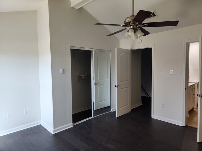 Foto del edificio - 434 Longwood Ct