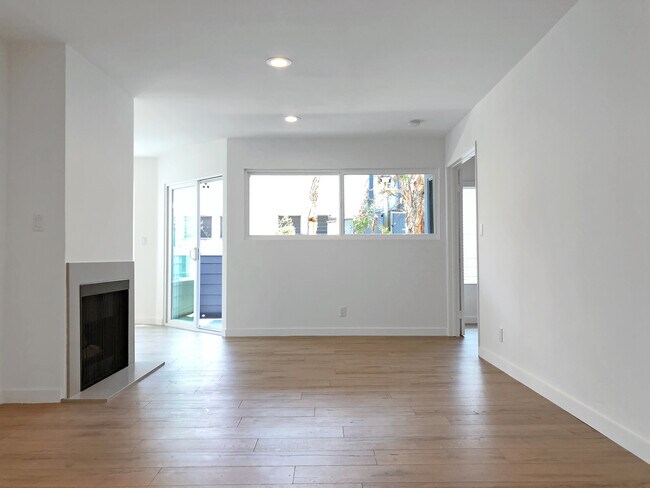 Foto del edificio - 853 N Hayworth Ave