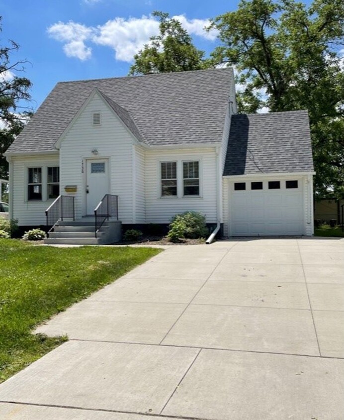 Primary Photo - Beautiful home a short walk from St. Marys...