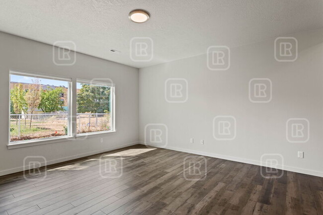 Building Photo - 312 Woodlawn Ln