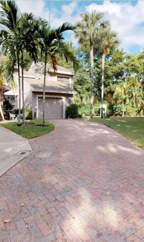 Building Photo - 6624 Thornhill Ct
