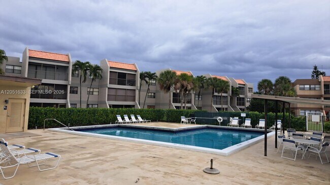 Foto del edificio - 230 Lakeview Dr