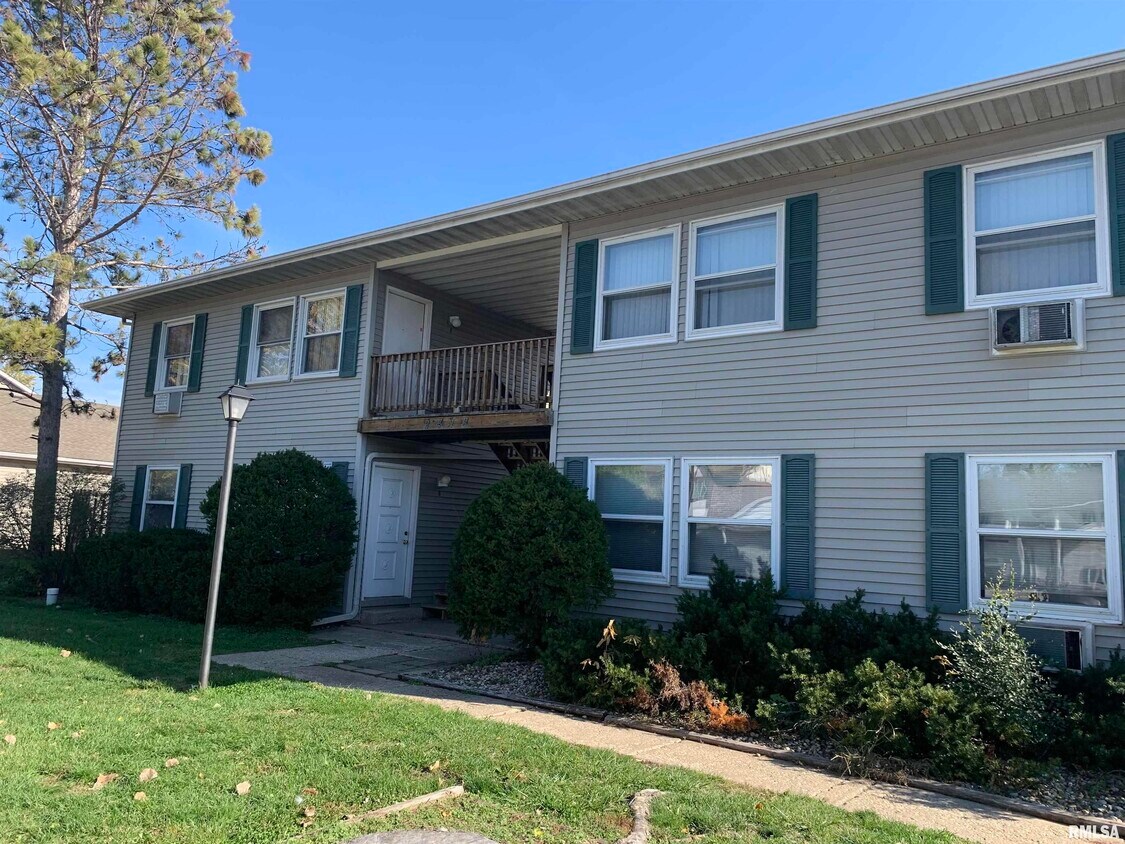 2414 Lakeshore Dr Unit D, Pekin, IL 61554 Room for Rent in Pekin, IL