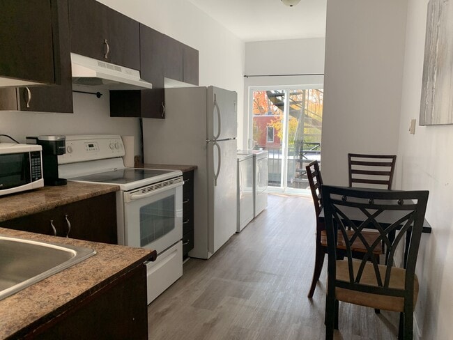 Building Photo - 5136 Av Papineau