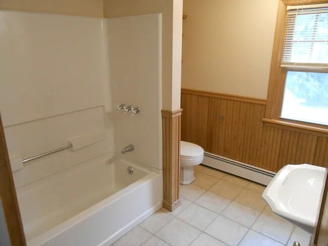 Building Photo - 3 bedroom/1 bath single family home