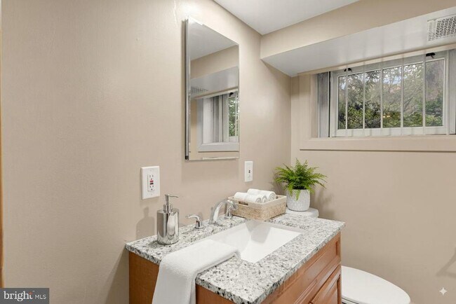 Foto del edificio - 35 Sherman Cir NW
