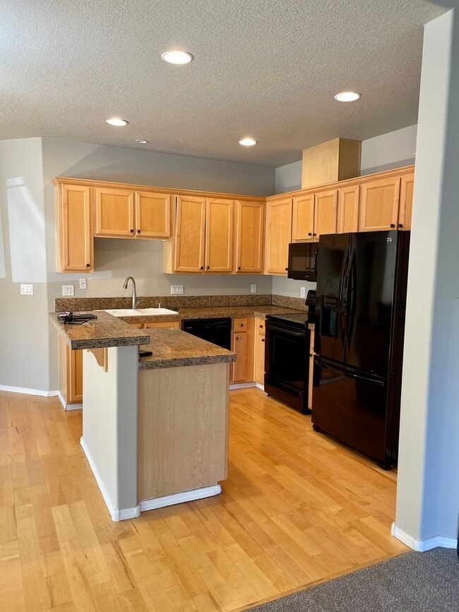Building Photo - Bright and Spacious end unit townhouse wit...