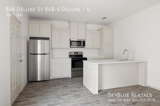 Building Photo - 848 Deluxe St