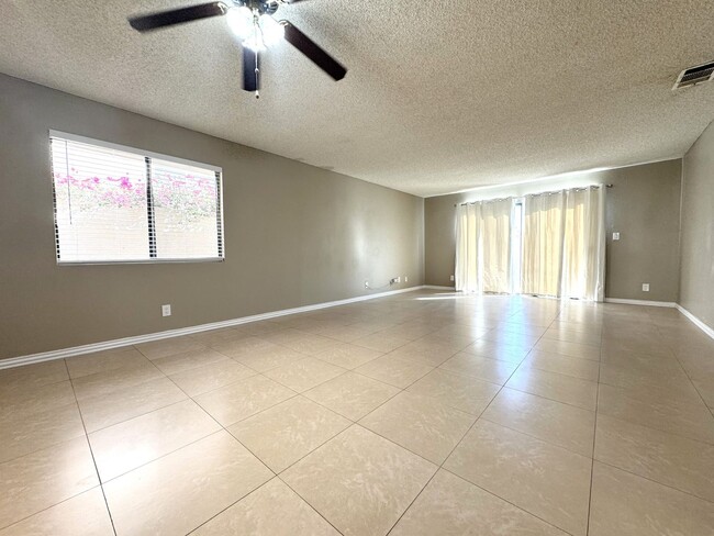 Foto del edificio - AVAILABLE NOW!! 3 Bed/2 Bath Home in La Qu...