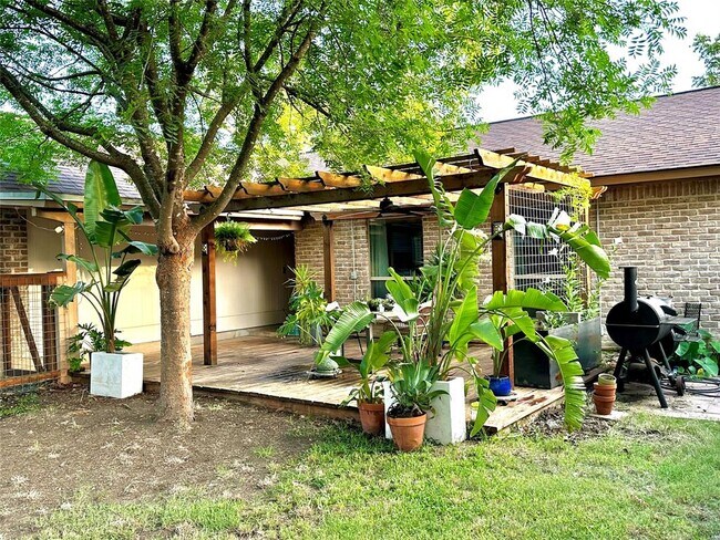 Foto del edificio - 1101 Stoneoak Ln