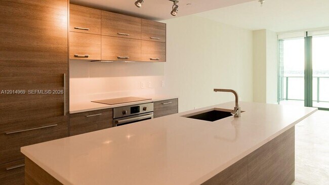 Foto del edificio - 650 NE 32nd St