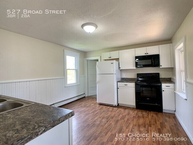 Building Photo - 3 bedroom 1 1/2 bath home with a large yard