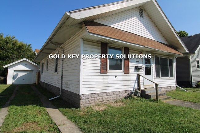 Foto del edificio - Large 2 bed, 1 bath w/ fenced yard & wood ...