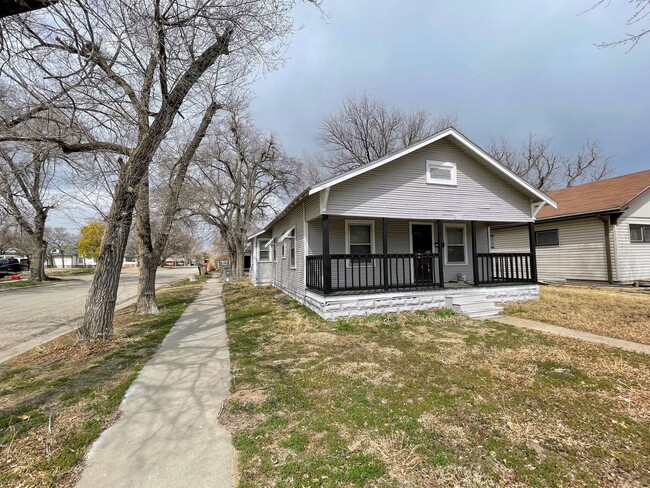 Building Photo - 2 bedroom with Bonus Room