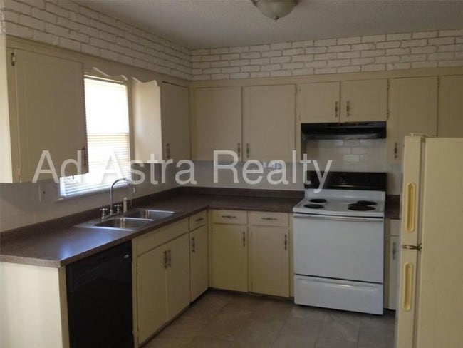 Building Photo - 913 Kent Dr