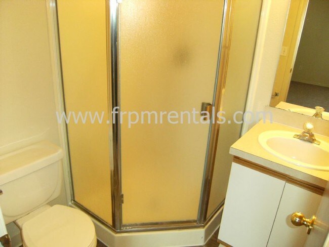 Foto del edificio - Cute 2 Bed, 1.75 Bath Lower Level Apartment