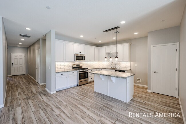 Building Photo - 4-Bedroom, 2 Bath in Verrado Sienna Hills