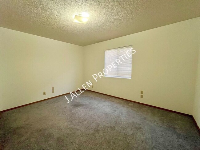 Building Photo - Large, Comfortable, Affordable 2 bed