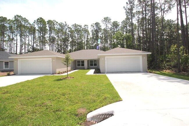 Foto del edificio - Spacious 4 Bed 2 Bath 2 Car Townhome Built in 2022 in Palm Coast!