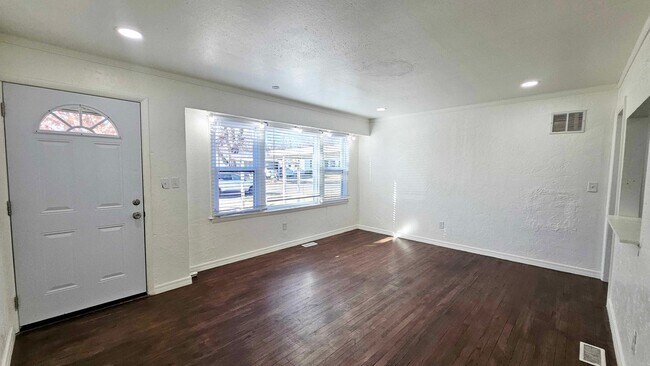 Foto del edificio - 3 Bed, 2 Bath Updated- Deck/Beautiful Backyard