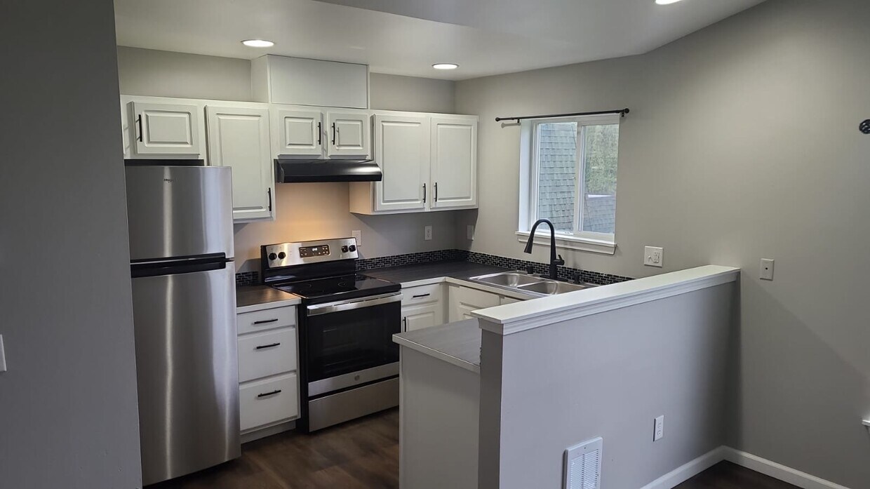 Primary Photo - Remodeled 4-Bed, 2-Bath Duplex in Prime Be...