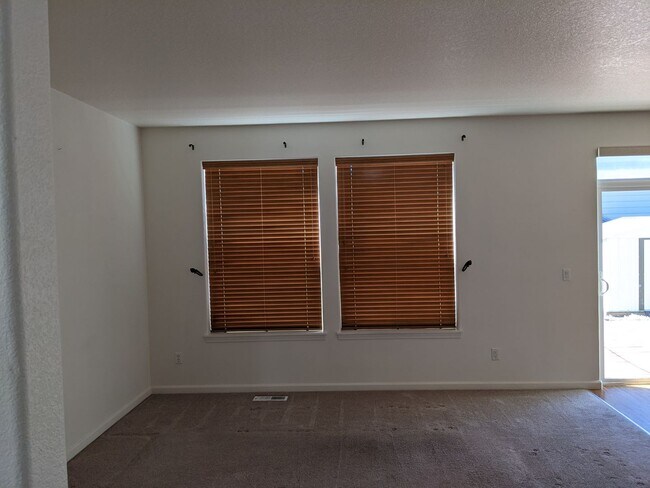 Building Photo - Large 4 bedroom