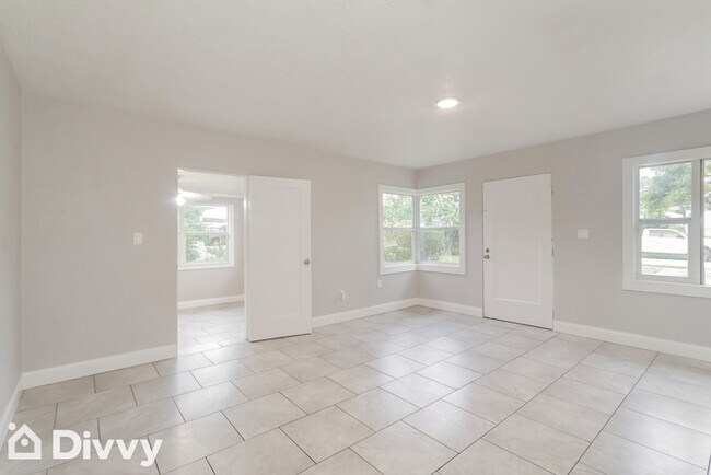 Building Photo - 912 Exmoor Way