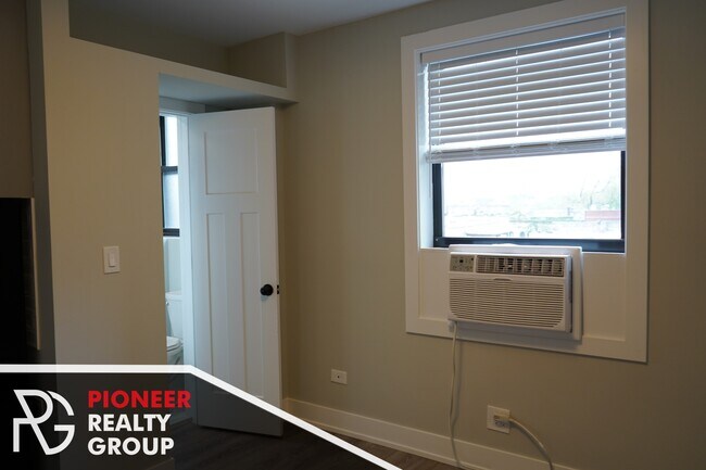 Foto del edificio - 501 W Belmont Ave