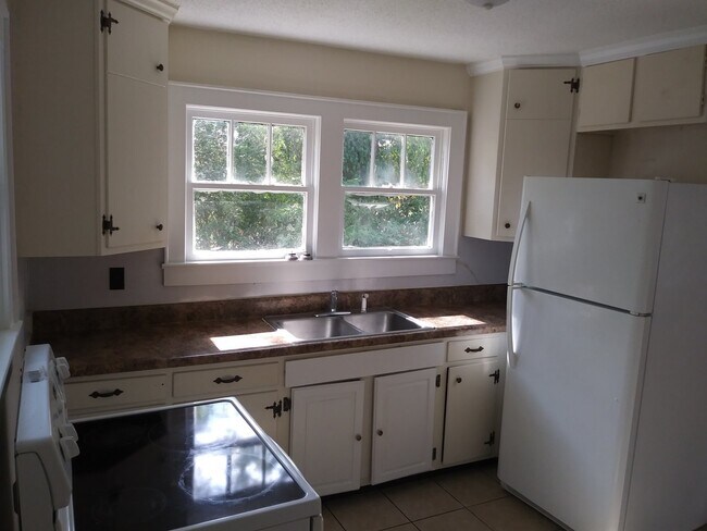 Building Photo - Great 2 Bedroom in Red Bank with Huge Yard...
