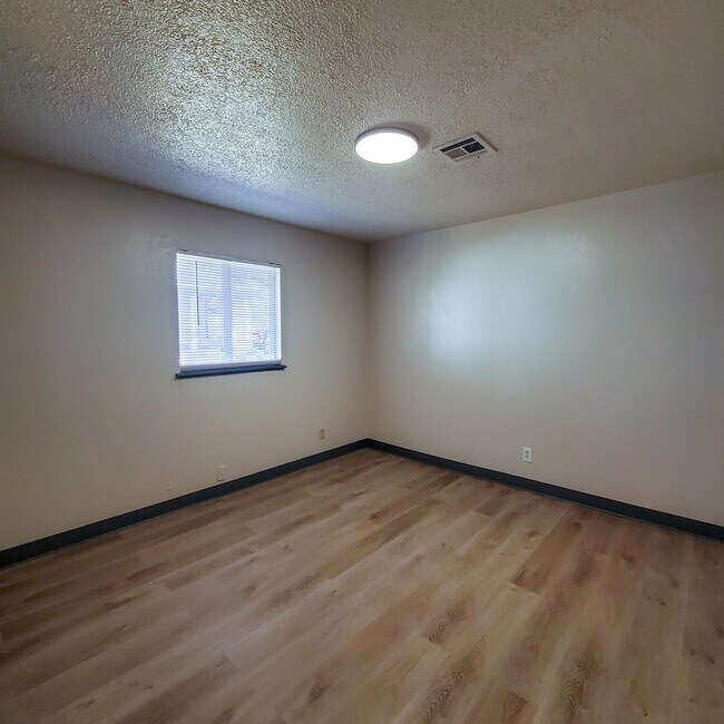 Foto del edificio - 642 N Beard Ave