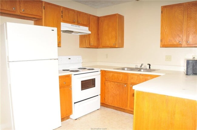 Building Photo - 701 Navarro Dr