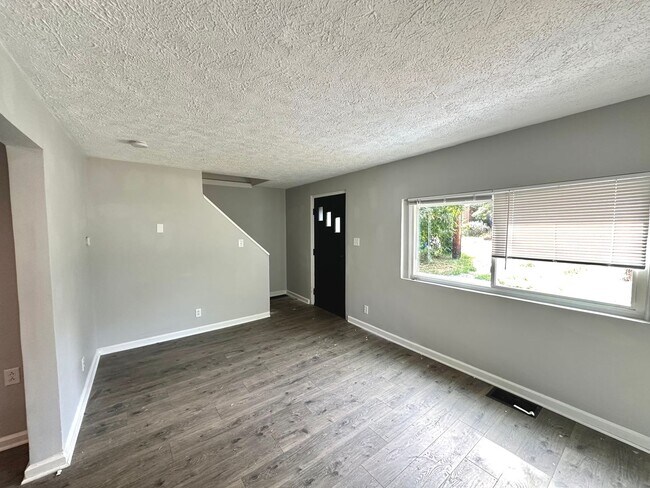Foto del edificio - Updated 3 Bed, 1 Bath Home in Penn Hills -...
